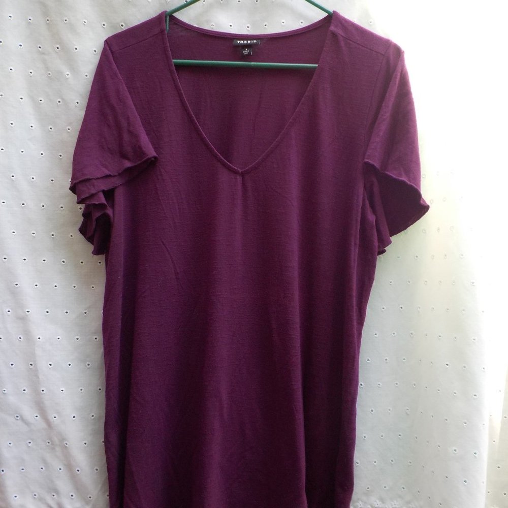 Like new Torrid brand V-neck top w/ Bell Sleeves SZ 1X
